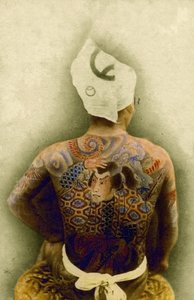 Uomo con tatuaggio tradizionale giapponese Irezumi, c.1880 da Japanese Photographer