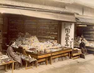 Negozi di porcellane a Kiyomizu-Zaka, Kyoto, 1890 da Japanese Photographer