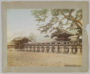 Lanterne di pietra fuori da un tempio, Parco Shiba, Tokyo, Giappone (foto b/n colorata a mano)