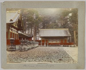 Magazzini a Tōshō-gū, Nikko, Giappone (foto b/n colorata a mano)