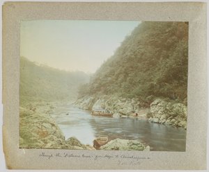 Attraverso il Katsura-Gawa, da Hozu ad Arashiyama, vicino a Kyoto, Giappone (foto b/n colorata a mano) da Japanese Photographer