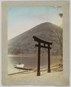 Torii sul lago Chuzenji, Nikko, Giappone