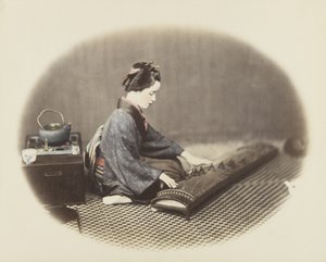 Donna che suona un koto