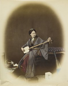 Donna che suona lo shamisen da Japanese Photographer