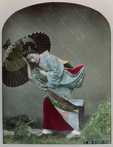 Giovane ragazza giapponese sotto la pioggia, c.1900 (foto colorata a mano)