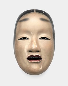 Una maschera di legno con base di gofun, dipinta con sumi per i capelli, gli occhi e i denti e rosso per le labbra da Japanese School