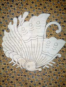 Copriletto Futonji in calicò a stampa floreale, stemma di famiglia raffigurante farfalla, seta grezza e filata, maschera tinta in riserva con amido di riso, xilografia diretta, pigmenti a inchiostro, civiltà giapponese, periodo Edo-Meiji da Japanese School