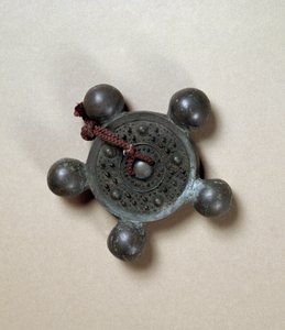 Specchio in bronzo con cinque piccoli globi, periodo Kofun (250-538) da Japanese School