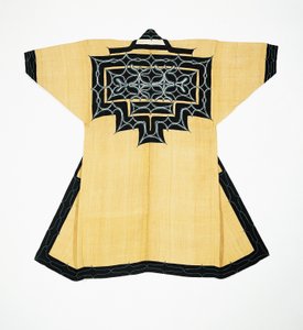 Abito cerimoniale (attush) della popolazione Ainu con motivi tradizionali Ainu, ricamo a punto catenella, corteccia di olmo, lana e cotone