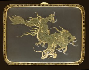 Portasigarette decorato con un drago, fabbricato in una fabbrica Komai, c.1900 da Japanese School