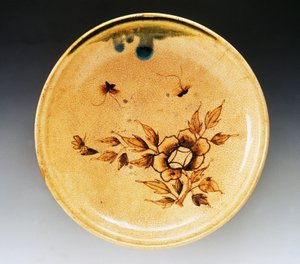 Vassoio in gres smaltato decorato con due farfalle e peonia, fine XVIII secolo-inizio XIX secolo, manifattura di Seto, diametro 34 cm, civiltà giapponese, periodo Edo da Japanese School