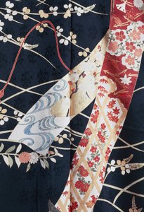 Kimono Furisode (maniche svolazzanti) indossato da giovani donne non sposate in occasioni eleganti e Maiko (studentessa Geisha), seta con motivi floreali e vegetali, pannelli fluttuanti, dettaglio, tintura Kaga-Yuzen, telai di tessitura Tokamachi, civiltà  da Japanese School