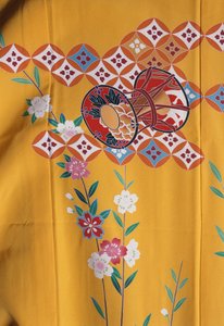 Ragazza in Kimono (7 anni) simile a quello delle donne adulte per la festa di Shichi-Go-San quando va al santuario Shintoista con la famiglia, Seta, motivi floreali, fiori di ciliegio, tamburo Taiko, dettaglio, tessuti Tokamachi, civiltà giapponese, XX sec da Japanese School