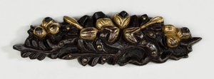 Menuki, o ornamento per impugnatura, a forma di composizione floreale da Japanese School