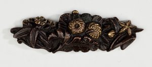 Menuki, o ornamento per impugnatura, a forma di composizione floreale da Japanese School