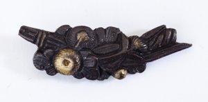 Menuki, o ornamento per impugnatura, a forma di composizione floreale da Japanese School