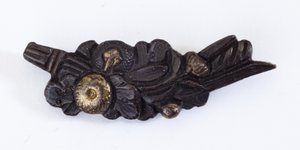 Menuki, o ornamento per impugnatura, a forma di composizione floreale da Japanese School