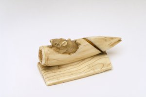 Netsuke di un topo che emerge da un germoglio di bambù