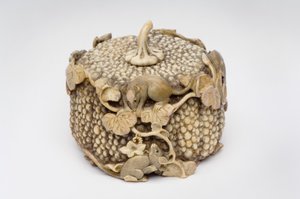 Okimono scolpito come quattro topi giocosi che saltano su una zucca da Japanese School
