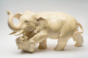 Okimono di un elefante che calpesta una tigre da Japanese School