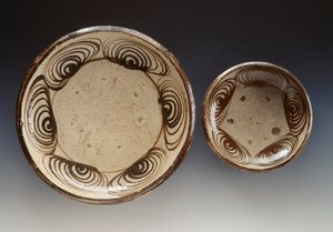 Piatti decorati con umanomezara (cerchi con motivo a occhio di cavallo), fine XVIII secolo-inizio XIX secolo, gres smaltato, prodotto a Seto, diametro 21,5 cm e 34,5 cm, civiltà giapponese, periodo Edo da Japanese School