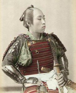 Ritratto di un samurai del vecchio Giappone armato con armatura completa, 1890