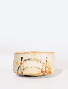 Ciotola da tè Shino Chawan con un basso piede, Periodo Momoyama da Japanese School