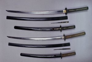 In alto: una katana, spada giapponese e il suo fodero, wakizashi, spada corta giapponese nel suo fodero, piccolo pugnale Kokatawa riposto nello stesso fodero. tutti e tre sono del XVIII secolo. quelli inferiori sono del XVII secolo da Japanese School