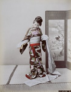 Giovane Ragazza Giapponese che si Veste, fine XIX secolo da Japanese School