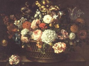 Peonie, tulipani, narcisi e altri fiori in un cesto