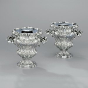Un paio di refrigeratori per vino a forma di urna con manici a volute fogliate e manici a giunchi, c.1880