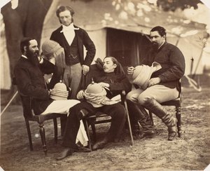 Ritratto di gruppo al campo del Governatore Generale, da sinistra a destra: Maggiore Jones, Sig. Walters, Il Governatore, 1858-61 da Jean Baptiste Oscar Mallitte