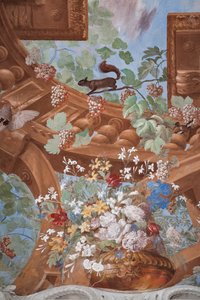 Germogli di vite, uva, fiori e uno scoiattolo (dettaglio)