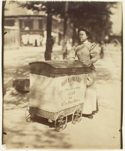 Porteuse de pain, dalla serie "Piccoli mestieri". da Jean Eugène Auguste Atget