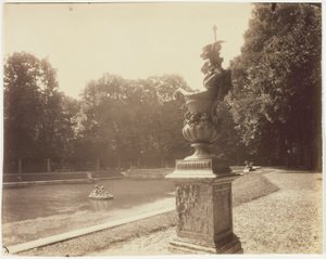 Versailles, Grand Trianon, (vaso di piombo di Le Lorrain) da Jean Eugène Auguste Atget