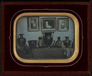 Natura morta di vasi greci e tre dipinti da Jean Gabriel Eynard