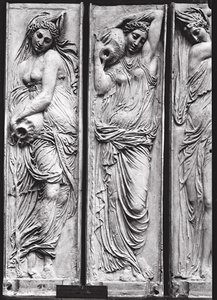 Dettaglio dei rilievi dalla Fontana degli Innocenti che raffigurano ninfe personificanti i fiumi di Francia
