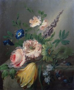 Natura morta di rose, fiori della passione, un tulipano e altri fiori su un cornicione di pietra