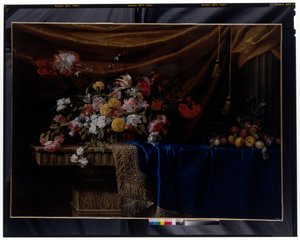 Natura morta con un cesto di fiori e una montagna di frutta su un tavolo di pietra scolpita da Jean Picart