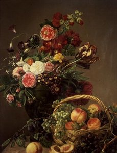 Natura morta con fiori e frutti in un cesto