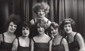 Un gruppo di danza o teatro, c. 1900-1929 da Jerome Ltd