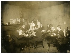 Uno spaghetto nella soffitta di Grace Godwin, molto riuscito, alla fine della sua linea, Greenwich Village, New York, USA da Jessie Tarbox Beals