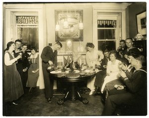 Alice Foote MacDougal che intrattiene un gruppo di marinai nel suo piccolo appartamento nella Vecchia Guerra, Greenwich Village, New York, USA, c.1917-18