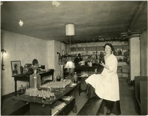 Ann Haviland, profumiera, c.1915-28 da Jessie Tarbox Beals