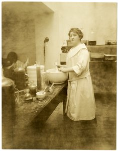Anne Ann Haviland, profumiera, c.1915-28 da Jessie Tarbox Beals
