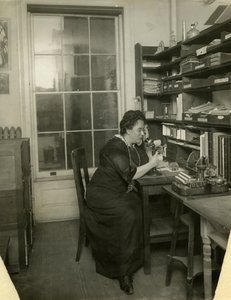 Beals nel suo studio, c.1912-18