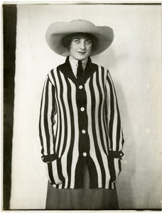 Maglione blazer e cappello di feltro, Forsythe, c.1905-18 da Jessie Tarbox Beals