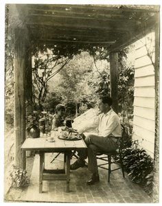 Coppia seduta in giardino, c.1905-40 da Jessie Tarbox Beals