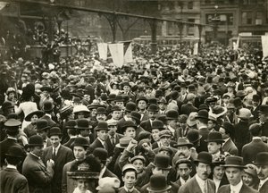 Folla in Union Square alla riunione per il suffragio da Jessie Tarbox Beals