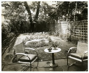 Giardino della signora W H Wells 265 W 11th, Greenwich Village, New York, USA, c.1936-37 da Jessie Tarbox Beals